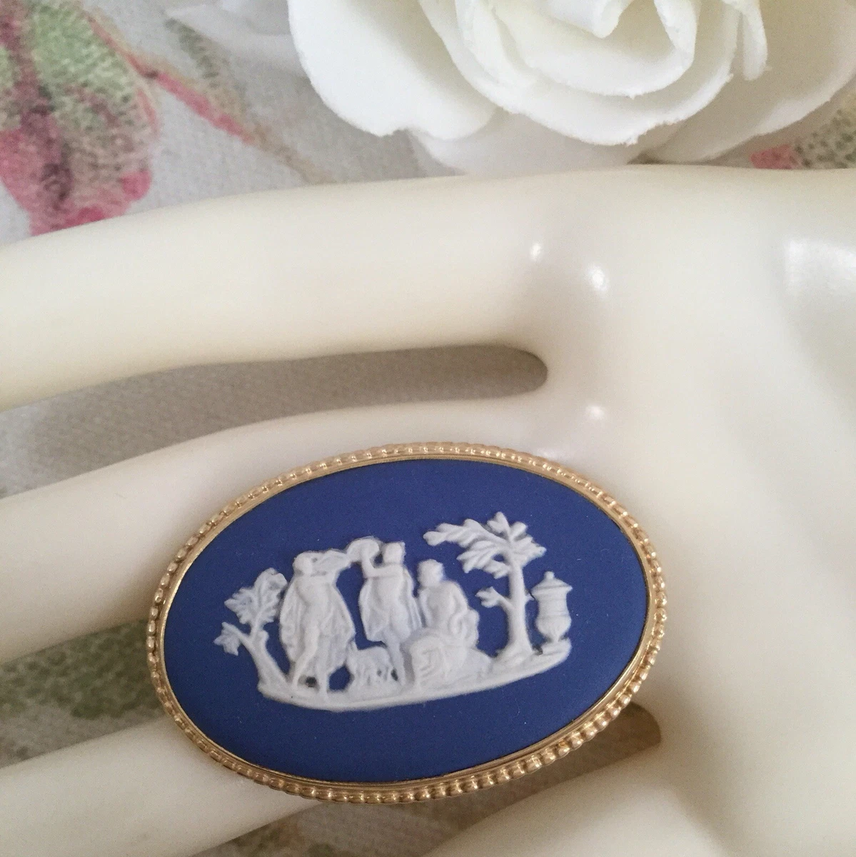 VINTAGE WEDGWOOD BROOCH PIN GOLD RIM PORTLAND BLUE WHITE