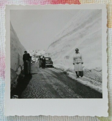 Foto Gotthard Pass 1954 3m Schneewände PKW auto woman frau Y6