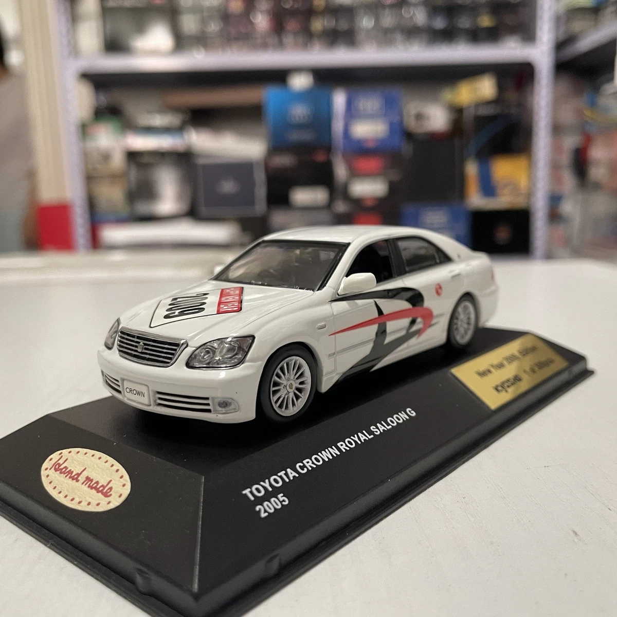 Miniature Kyosho 1/43 – Toyota Crown Hybrid Athlete G – Rose – 2012 – Réf. 03645P