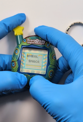 ⭐VTG Tamagotchi Connection V4.5 + CROCHET CASE Peacock Feathers