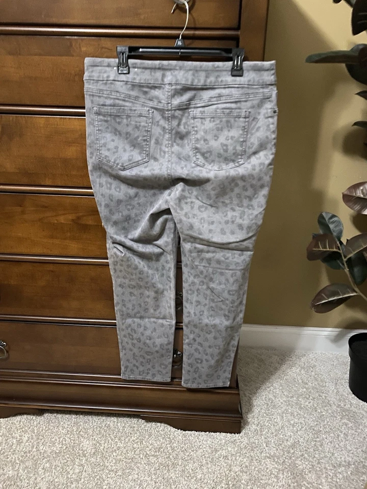 Chico’s Pull On Jeggings 2.5 14 Gray Animal Print Denim Jeans Chicos - Image 4 of 4
