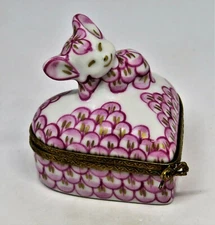 LIMOGES FRANCE BOX - HEREND STYLE RASPBERRY FISHNET MOUSE ON A HEART - FISH NET