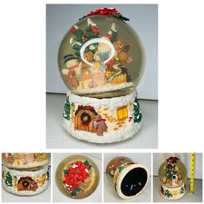 VTG Musical Christmas Snow Globe 9    Plays Santa Claus Is Coming to Town