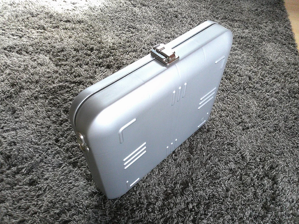 Jurassic Park - DNA Koffer - Deluxe VHS Set - Uhr Poster Map ID Card - Alles Neu - Bild 3 von 4