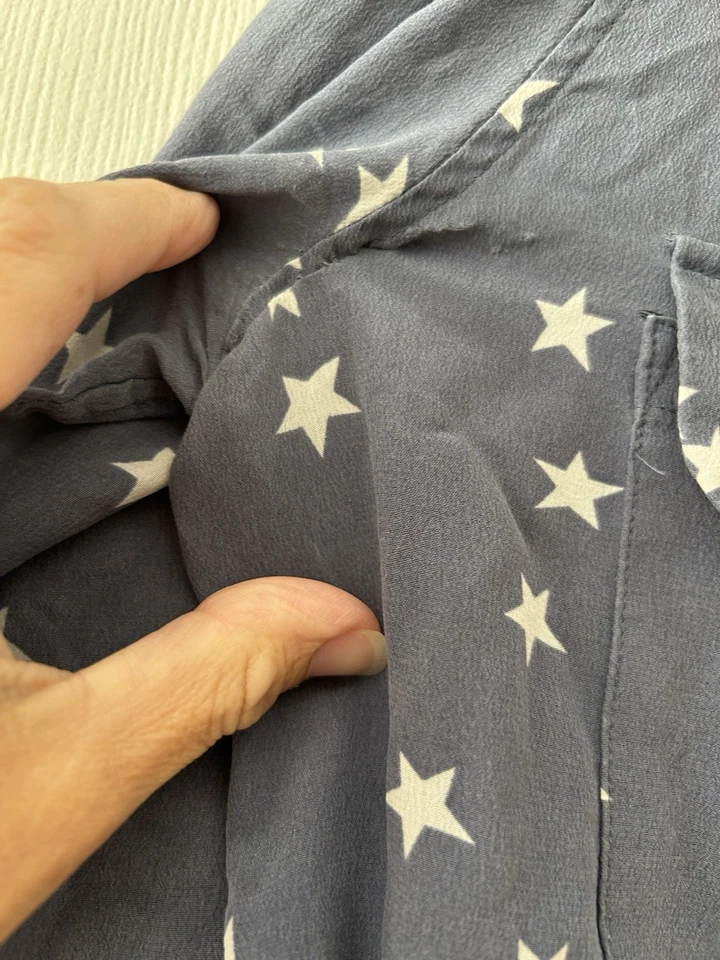 Camisa Equipment Mujer Estampado de Estrellas Seda Abotonada Azul y Blanco Talla Pequeña Foto 3 de 4