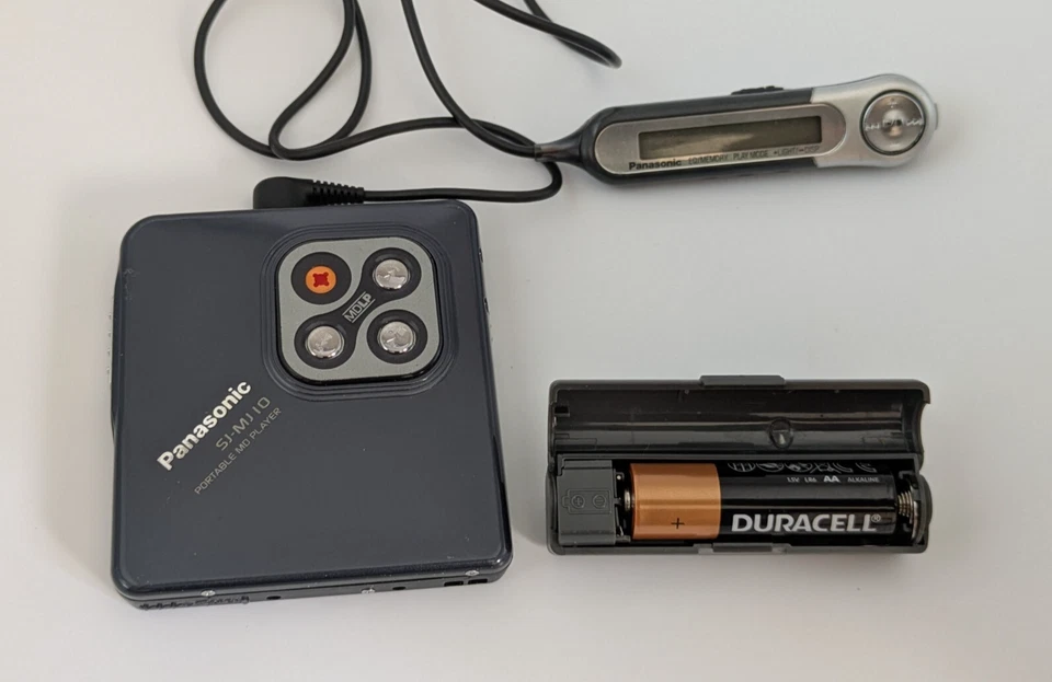 1 x Blue Panasonic SJ-MJ10 Minidisc Player with Remote Control - Image 4 of 4