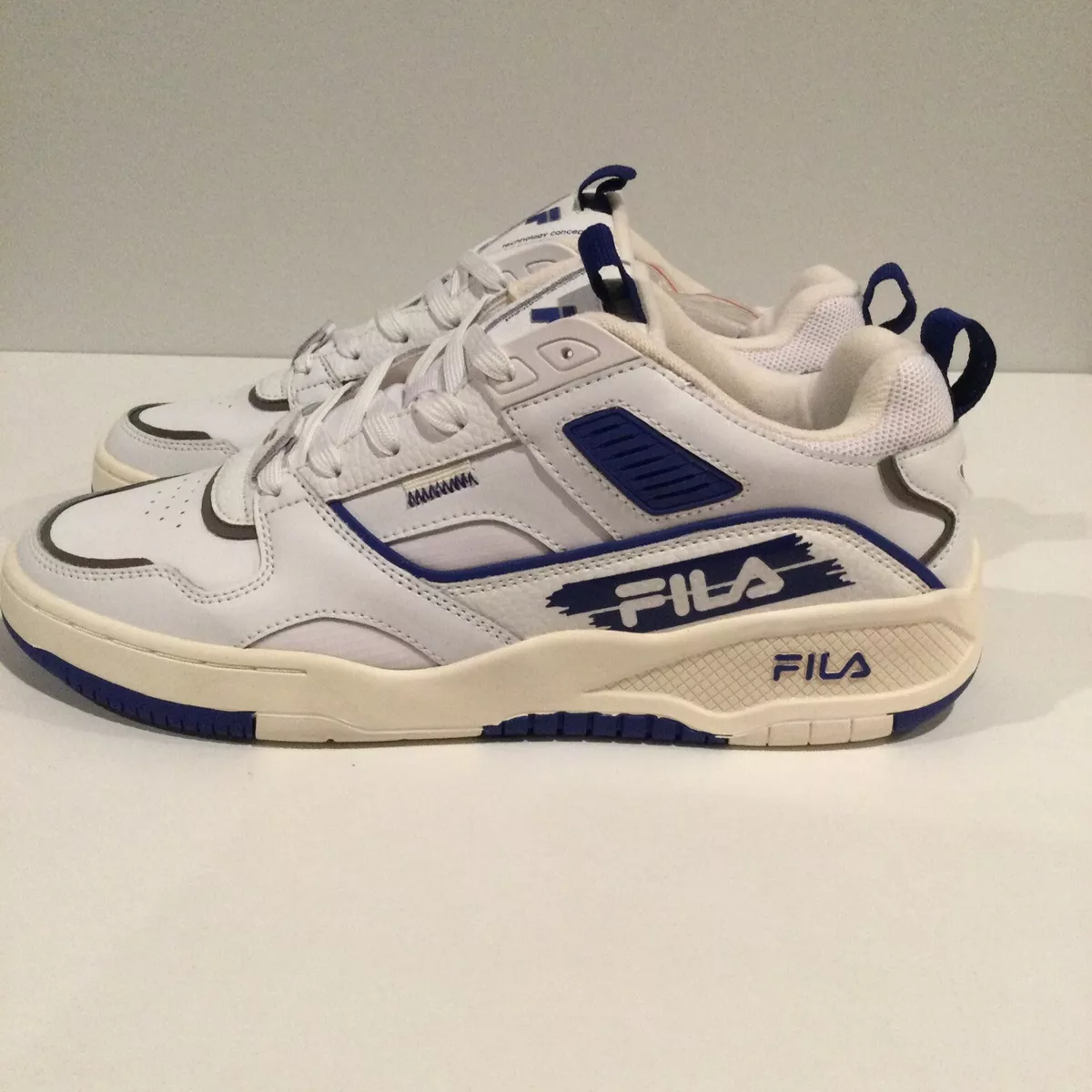 Blue and white store filas