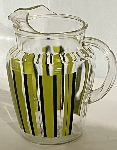 Jarra de agua de vidrio vintage de mediados de siglo labio de hielo negro Chartreuse líneas verticales - Imagen 2 de 11