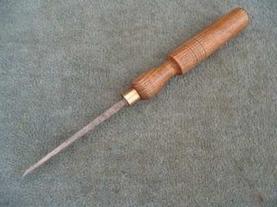 Schmaler 2 mm breiter festerer Stechbeitel.