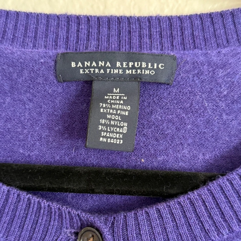 Cárdigan mediano de lana merino Banana Republic para mujer púrpura minimalista preparación twee Foto 4 de 4