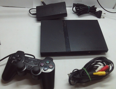 Sony PlayStation 2 PS2 Slim SCPH-70004 Schwarz + Controller Bundle + Spiel
