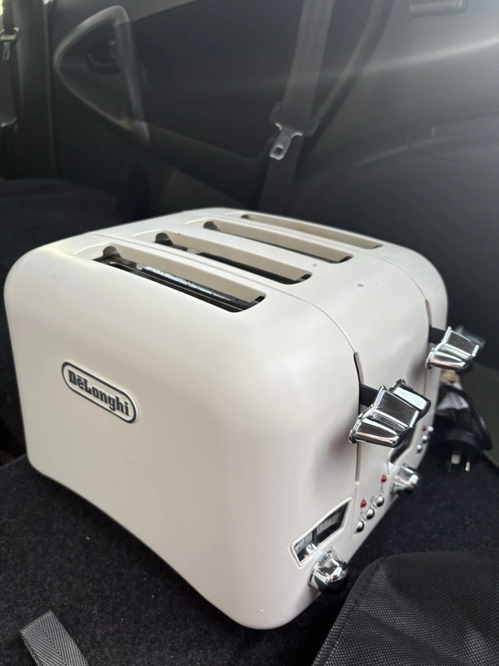 DeLonghi Argento Flora 4 Slice Toaster Beige  - image 2 of 3