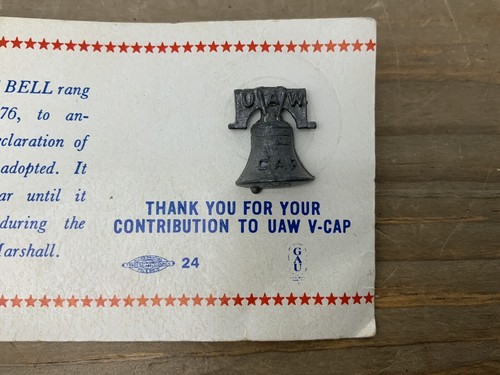 Vintage UAW metallo spilla bavero V-CAP Union Liberty Bell con scheda da esposizione USA - Foto 4 di 12