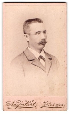 Fotografie Naef-Hort, Zofingen, Luzernerstrasse, Porträt eines Herrn mit Brille 