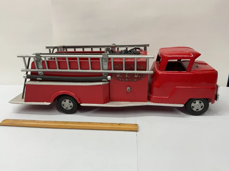 VINTAGE PRESSED STEEL STRUCTO FIRE DEPT PUMPER - Image 4 of 4