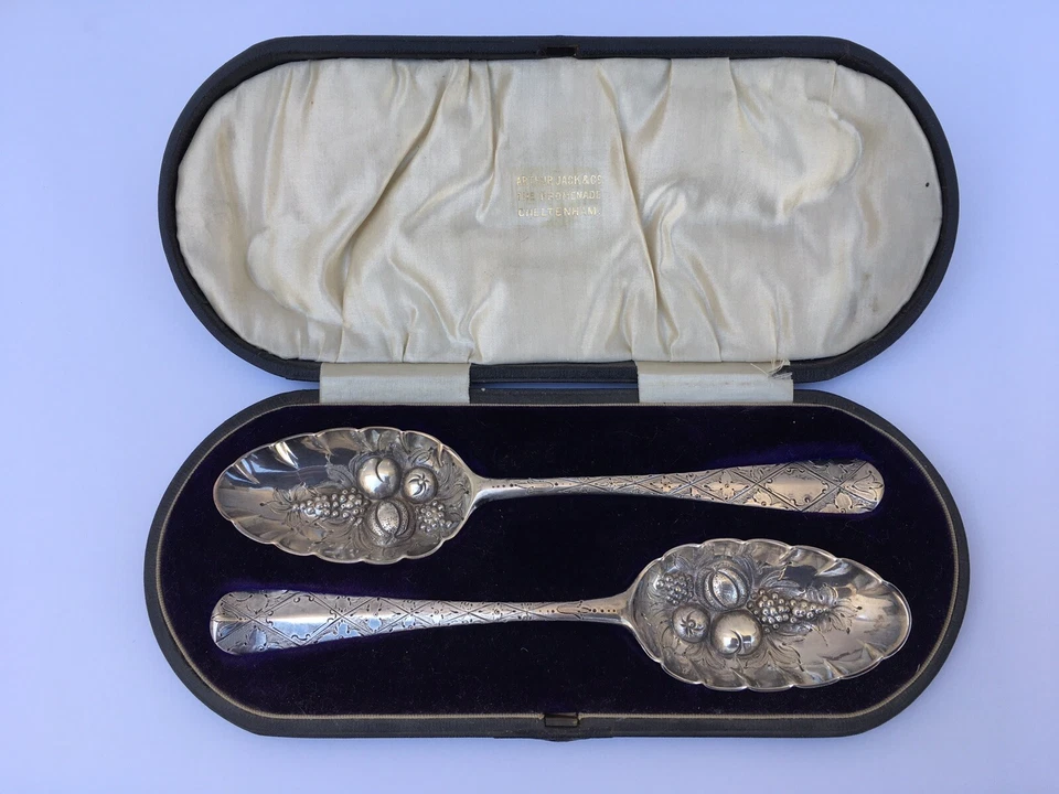 Par de cucharas de bayas esterlinas de Londres Jorge III, 1767 con caja original del siglo XIX Foto 3 de 4