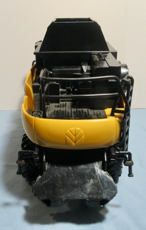 New Holland CR9090 Combine For Parts Or Repair 1/32 Scale - Image 4 of 4