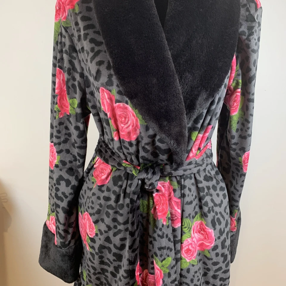 Bata Betsey Johnson Rosa Rosas Estampado Leopardo Mediana Piel Chal Cuello Volantes Foto 3 de 4