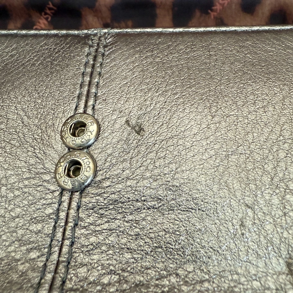 Cartera para mujer B Makowsky plateada metálica cuero detalles plateados sobre plegable Foto 4 de 4