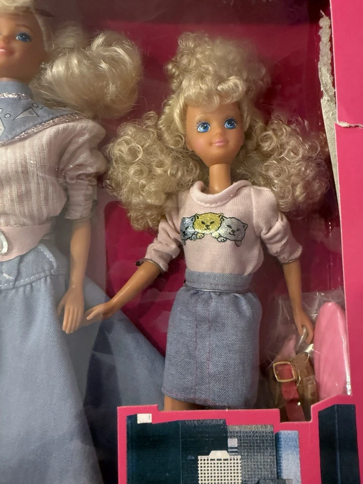 #4639 Mattel Toys R Us Cool City Blues Denim Divertido Barbie, Ken, Skipper 1989 NRFB Foto 4 de 4