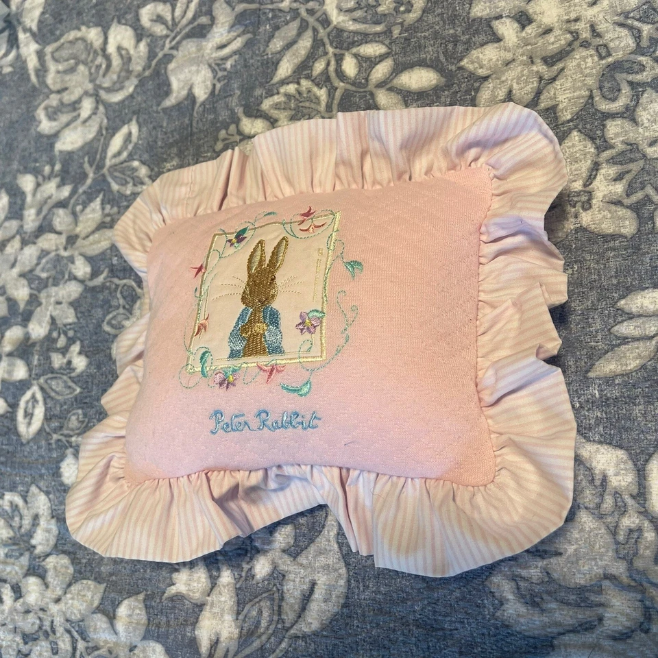 复古 EDEN PETER RABBIT 粉色刺绣悬挂婴儿床音乐枕头作品 — 第 3/4 张图片