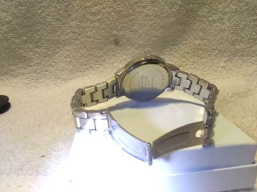 FMD Quartz Watch Pearl White Dial Silver Bracelet Band New Bat Works Great - Picture 10 of 11