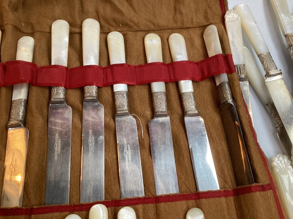 50 cuchillos de mantequilla antiguos de plata de ley con asas de madreperla estuche blando (A2) Foto 3 de 4