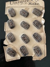 Unikalna marka 12 vintage brązowych guzików z masą perłową. Uszkodzona kartka.