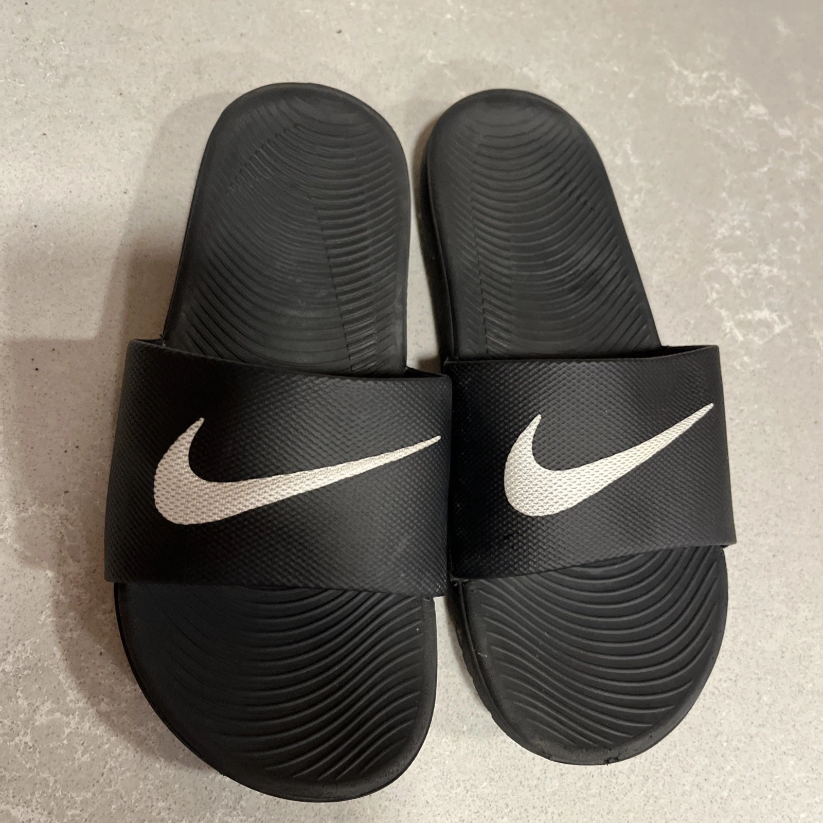 Sandali bambino Nike neri e bianchi Kawa Slides slip on taglia 5 giovani