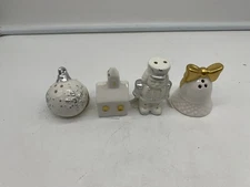 Cracker Barrel Ceramic 2.5in Gold & Silver Christmas Salt & Pepper BB02B06042
