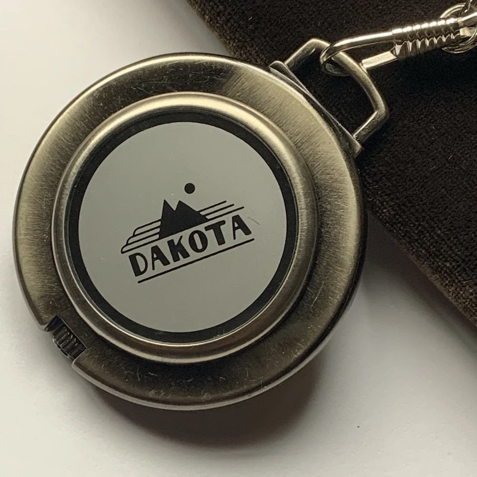 Reloj Bolsillo Dakota De Colección Con Funda De Cuero Y Llavero De Cadena Hong Kong Cuarzo FUNCIONA Foto 4 de 4