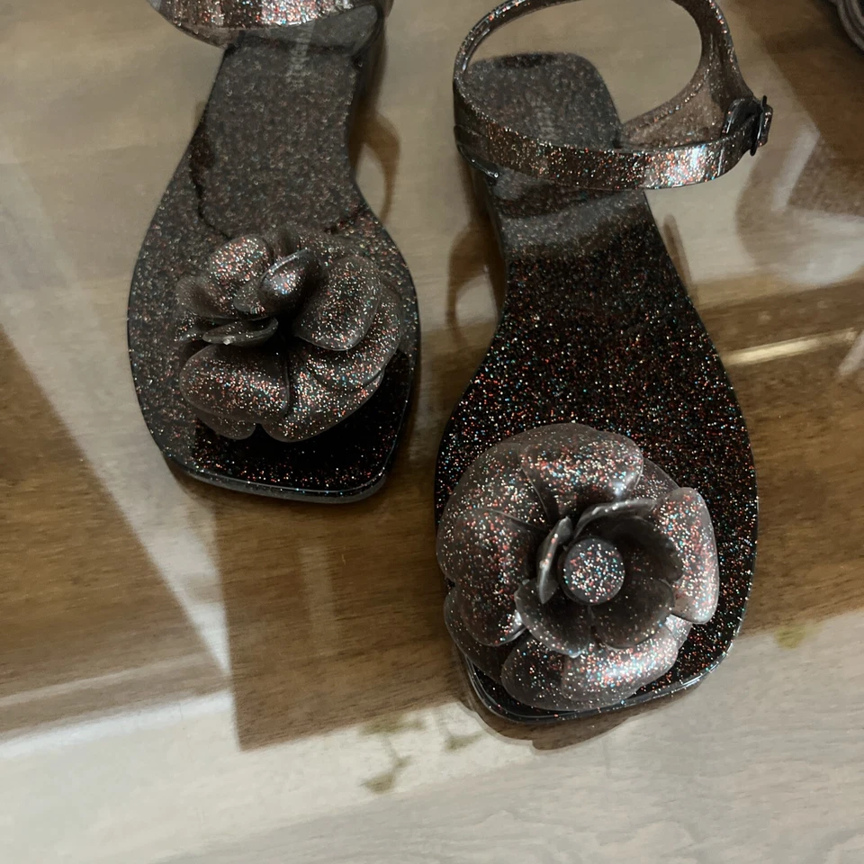 Sandálias planas Jeffrey Campbell Fleurisse preto glitter flor dedo do pé aberto detalhado 7 - Imagem 2 de 4