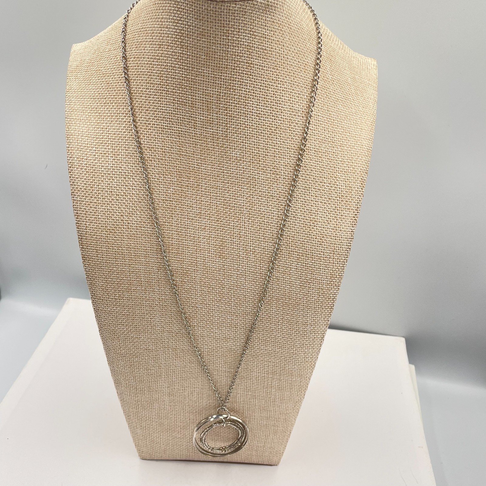 VTG Silver Tone Interlocking Circles Pendant Neck… - image 1