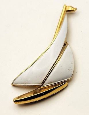 Vintage Gestempelt Trifari Krone Goldfarben Weiß Emaille Segelboot Form Brosche