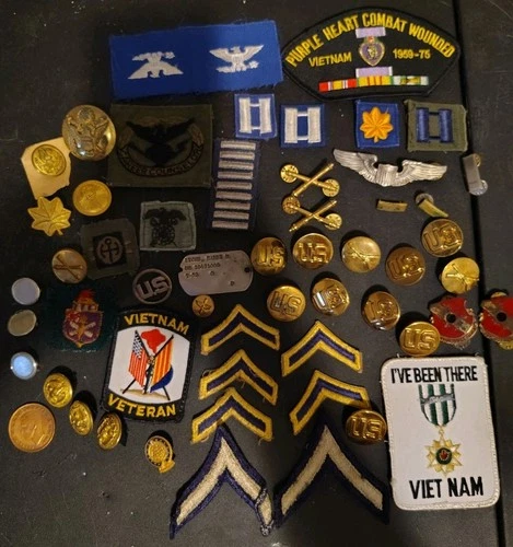 LARGE MILITARY SURPLUS LOT - PINS - PATCHES - DOG TAG & MORE - WW2 to MODERN