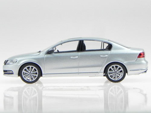 VW Passat B7 silver diecast model car Schuco 1/43 - Picture 2 of 4