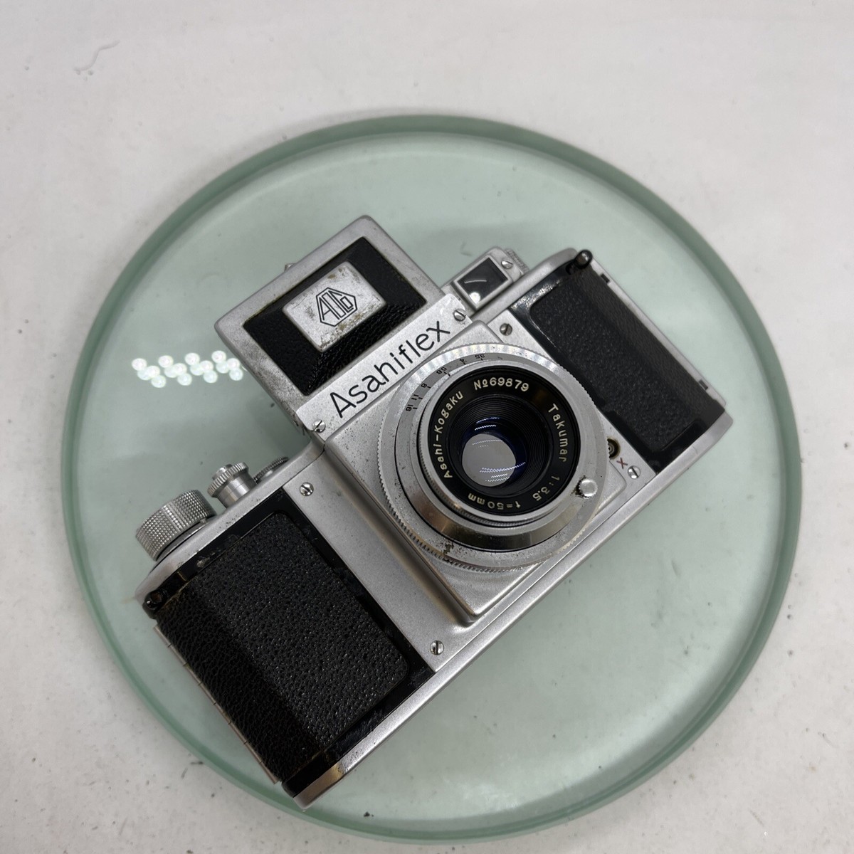 ASAHIFLEX IIB 1954. 35mm SLR camera. ASAHIFLEX IIB 1954. 35mm SLR camera.