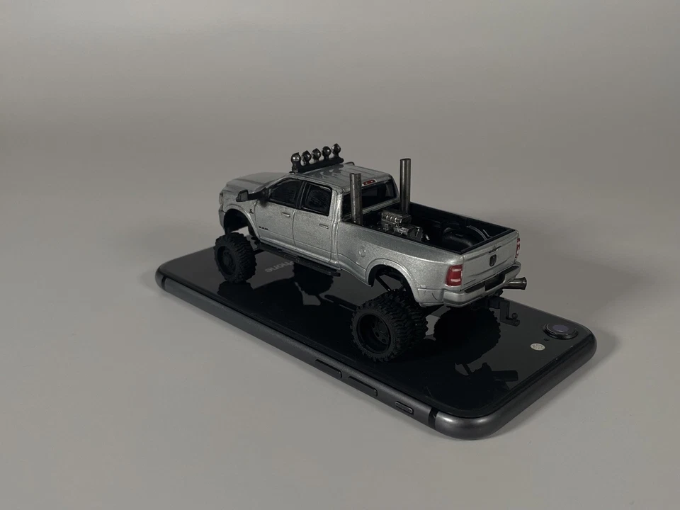 Camioneta pickup de juguete modelo diecast doble Dodge Ram 3500 personalizada/elevada I/64 Foto 3 de 4