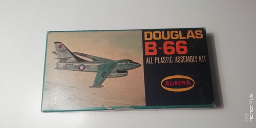AURORA 1/132 DOUGLAS B66 IN KIT - Foto 2 di 7