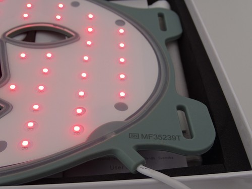Omnilux Men's Painless Reduce Lines Wrinkles Red Light Mask Therapy Device - Picture 9 of 9