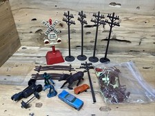 Misc Lot Of Train Decoration Pieces Gates Power Poles Q41