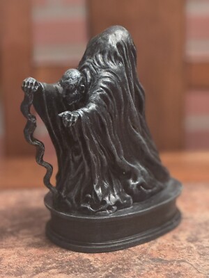 Wizarding Trunk Harry Potter Hogwarts Gunhilda de Gorsemoor Witch Statue Figure
