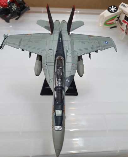 Maquette Avion Militaire 1/100 F/A-18E Hornet - Échelle 1/100 - Neuf