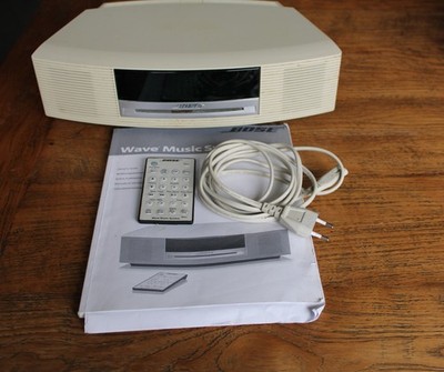 Bose Wave Music System mit Anschlusskabel, Fernbedienung und Betriebsanleitung