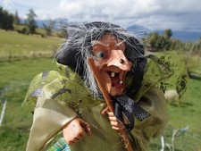 OOAK Vintage HALLOWEEN Dekoration böse Hexe Puppe Hut Besen Warzen grün Kleid