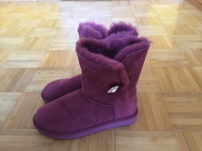 UGG's Bailey Button Bling Boot in dunkelrosa