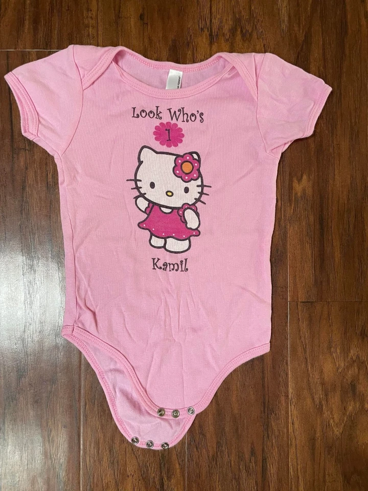 Nuevo ROSA 1er CUMPLEAÑOS KAMIL Conjunto Talla 18-24 Meses Hello Kitty Mono Body Foto 3 de 4