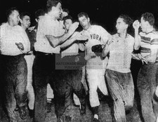 JOE DIMAGGIO FANS CELEBRATE HOME RUN NEW YORK 1950 8.5X11 CANVAS PHOTO