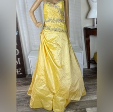 POSH PRECIOUS STUNNING MARIGOLD COLOR FLORAL PROM DRESS OR 15 BIRTHDAY.  - 10