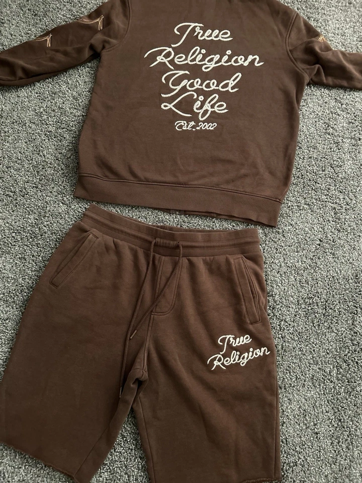 Conjunto de chándal True Religion Good Life marrón con capucha y pantalones cortos para hombre talla grande Foto 2 de 4